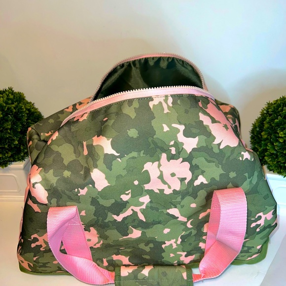 NEW GIRL’S/JUNIORS CAMO/PINK DUFFLE BAG - Picture 6 of 6
